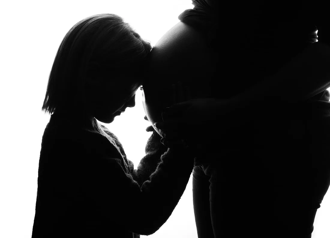 Front contre le ventre, en silence