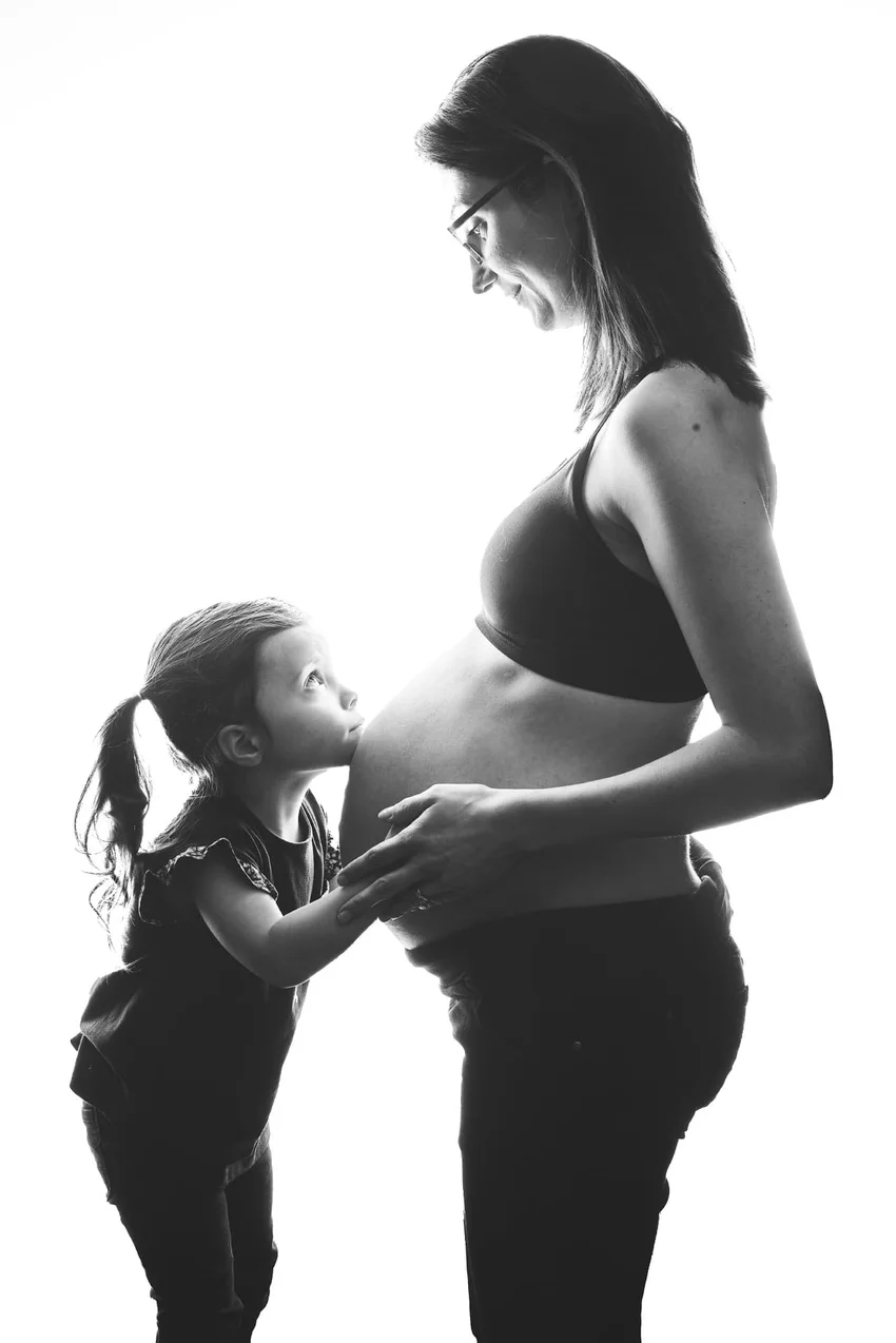 Complicité en silhouette, mère et fille